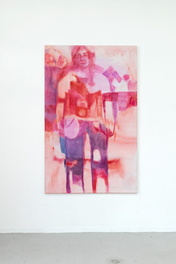 Peinture moyen format, figurative, tempera et peinture à l'huile, rouge, une jeune femme se tient debout;