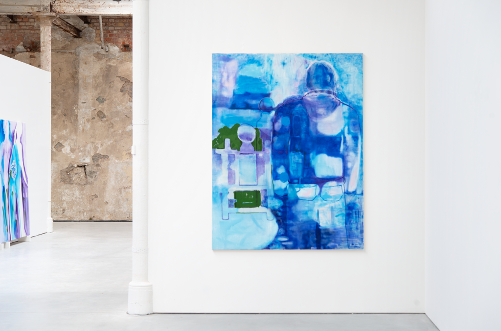 Peinture grand format figurative, tons bleus. Un personnage debout dans la rue.