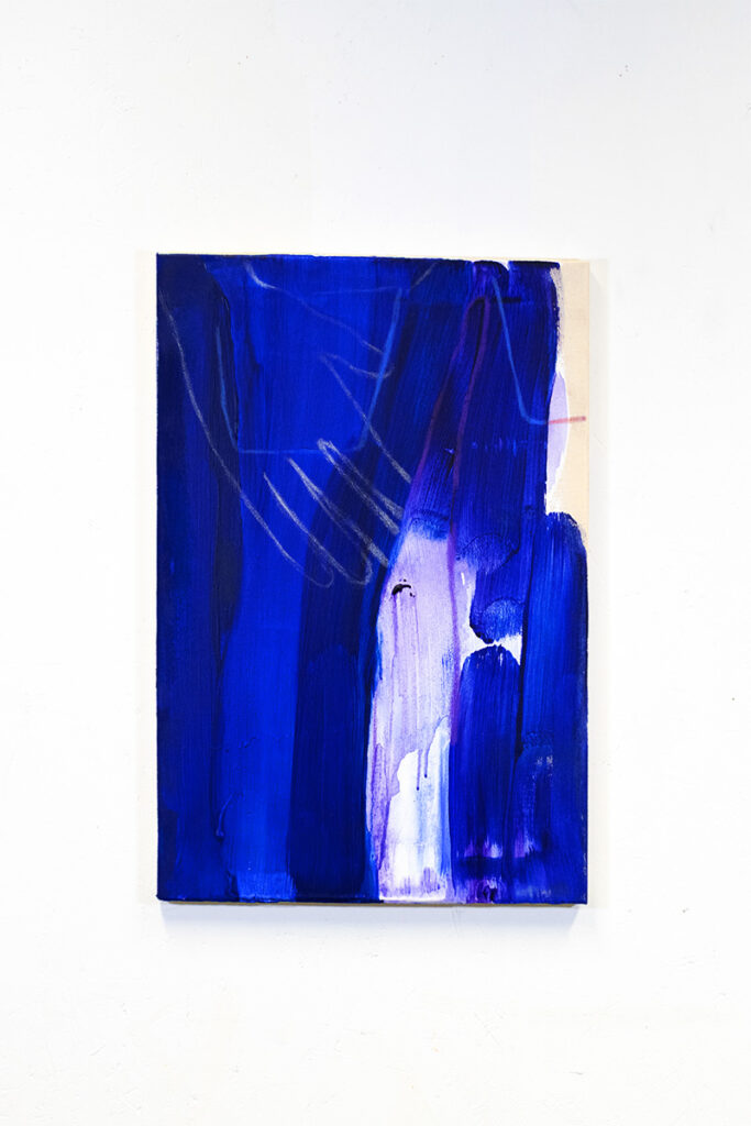 Peinture figurative petit format, tons bleus et violets, une main sur un pantalon.